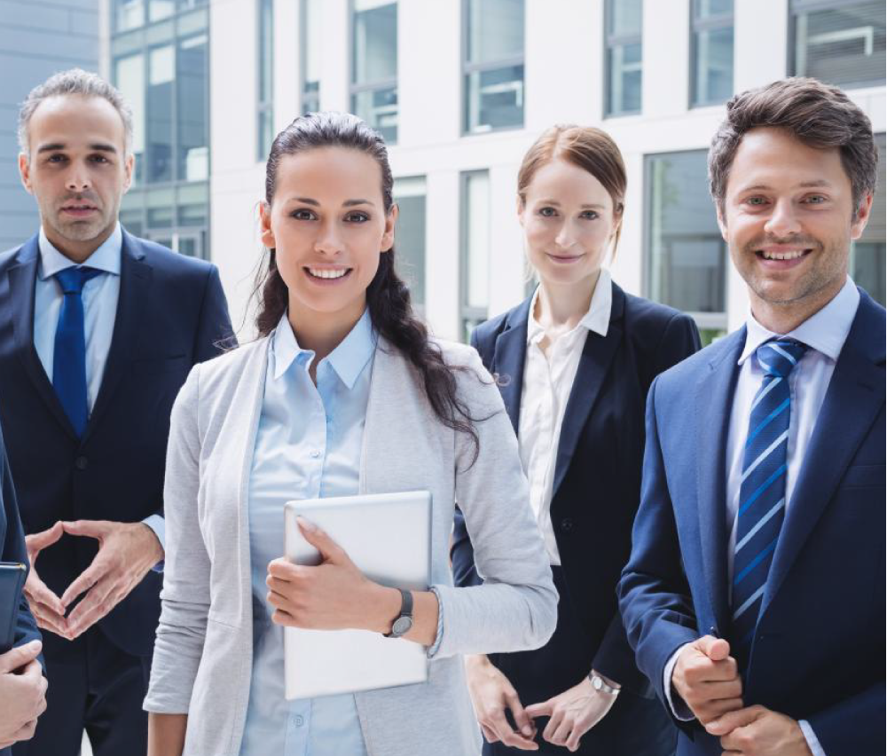 Foto persone felici sul posto di lavoro